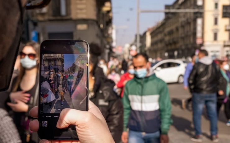 gens pris en photo dans la rue avec un smartphone