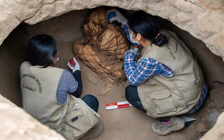 Une momie pré-inca, ligotée, découverte près de Lima