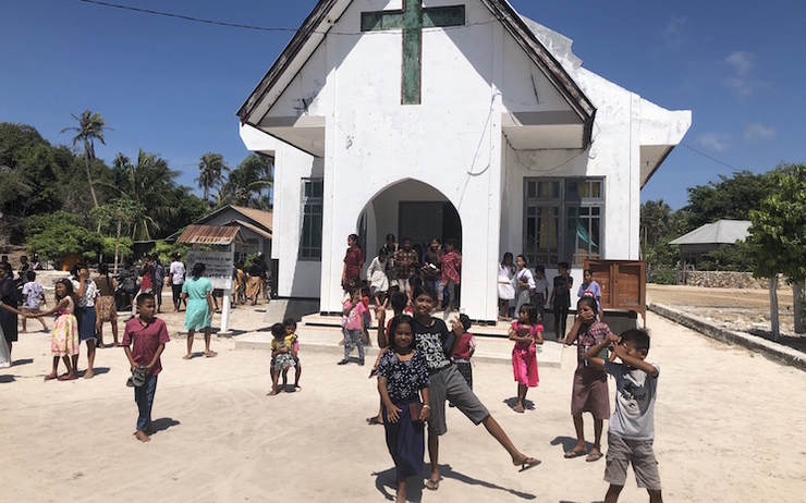 Enfants devant une église de l'ile de Rote
