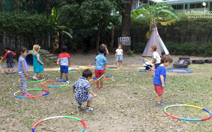Des enfants jouent dans la cour de La Petite Ecole a Bangkok