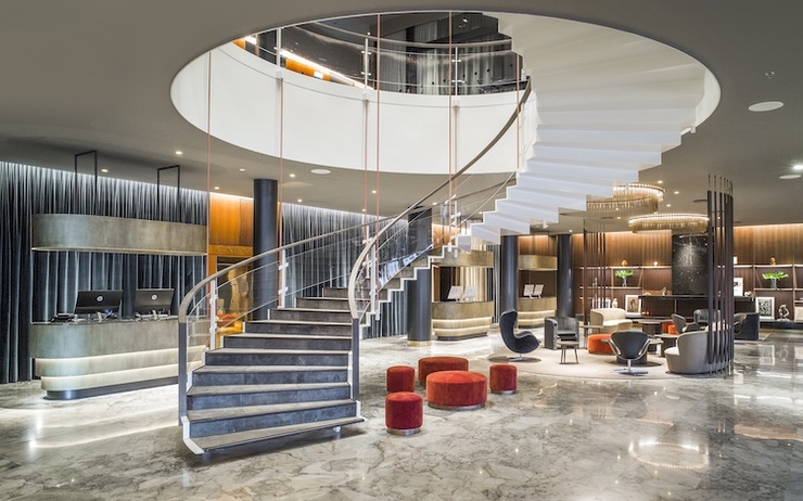 Lobby du Radisson Collection Royal Hotel à Copenhague avec son escalier