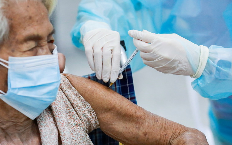 Vaccination de personnes âgées en Thaïlande