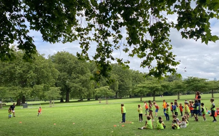 Les enfants en plein jeu dans un parc