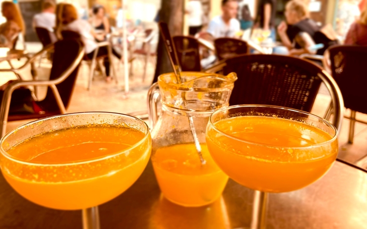deux coupes d'un cocktail orange