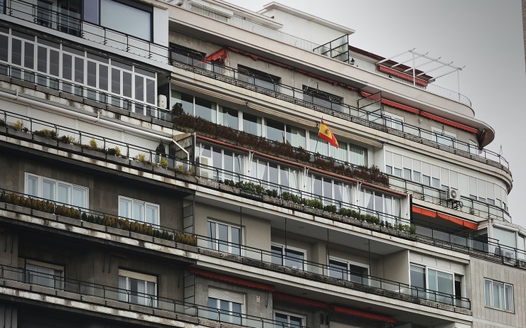 un drapeau espagnol à une fenêtre d'un immeuble, à Madrid