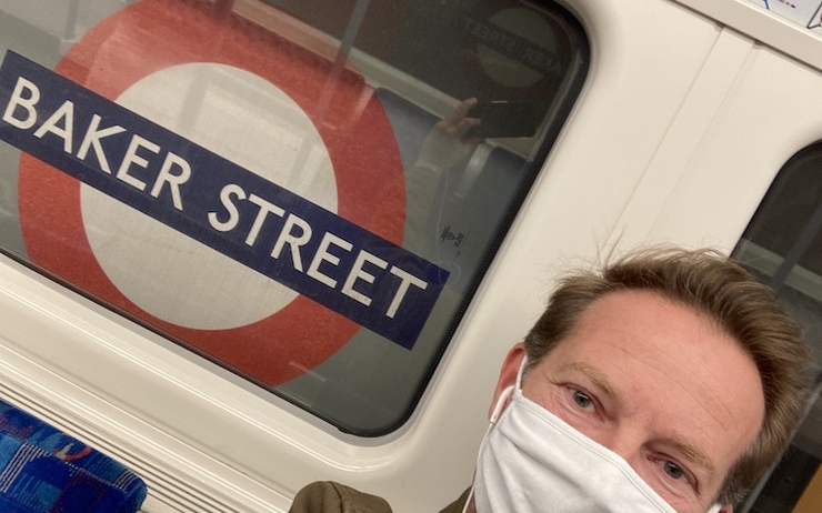 Passager avec un masque dans le métro de Londres