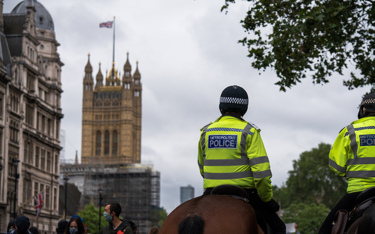 Policiers à cheval devant Westminster à Londres