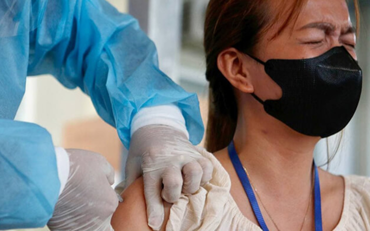 cambodgienne fait la grimace lors du vaccin