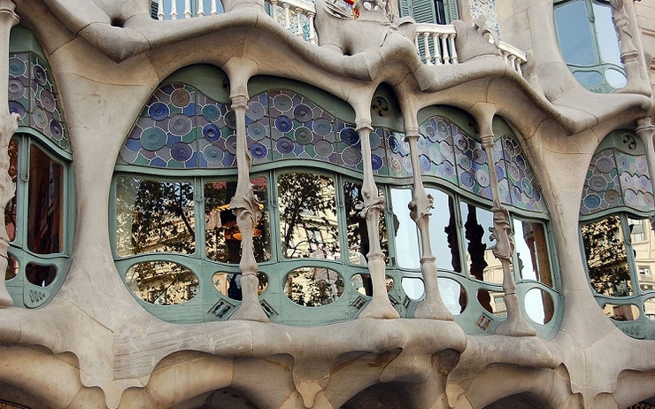 détail de la façade de la casa batllo à barcelone