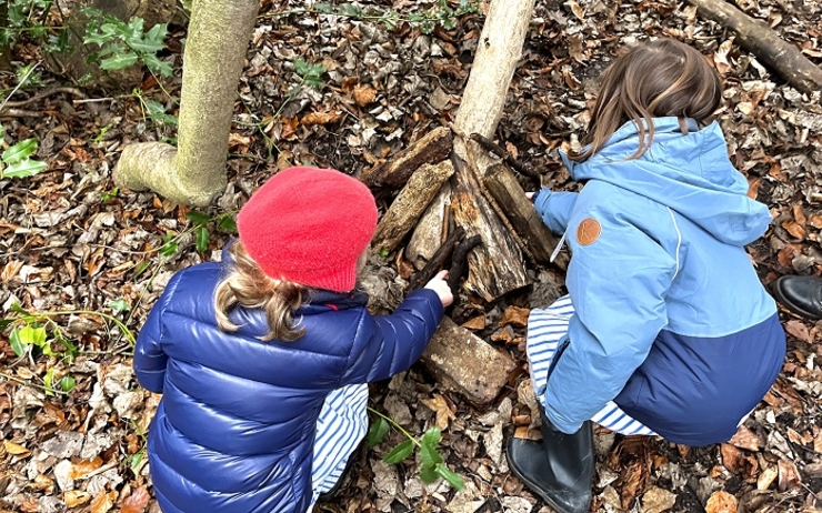 Des enfants cherchent des branchages dans le cadre de la forest school de l'Ecole des Petits du lundi matin