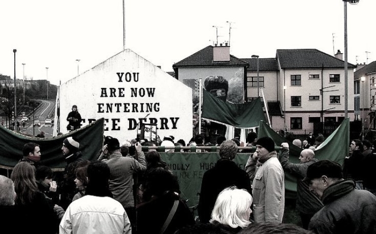 foule pour la commémoration du bloody sunday à Derry en Irlande du Nord