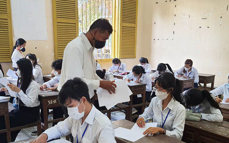 lycéens cambodgiens passant leur exament 2