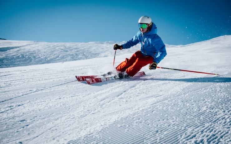 un homme descend en ski
