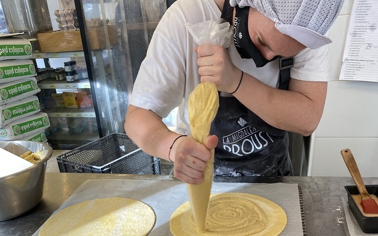 un pâtissier de la madeleine de proust réalise une galette des rois, à Madrid