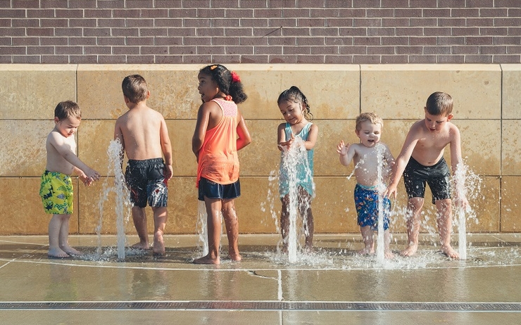 des enfants jouent dans une fontaine d'eau, à Madrid