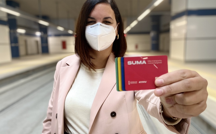 Une femme avec un masque blanc en train de montrer une carte rouge