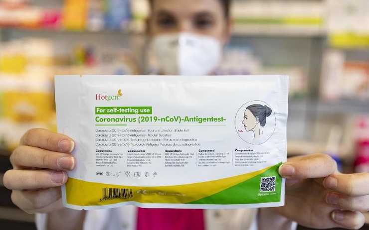 Une infirmière Andalouse avec un test antigénique 