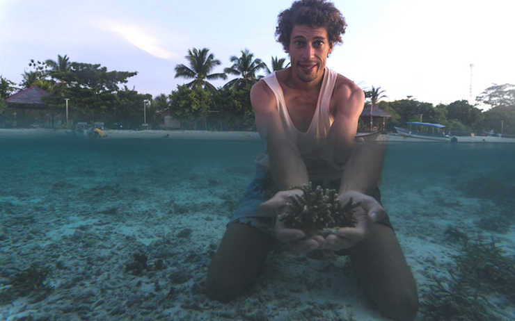 Arnaud Brival tenant du corail dans ses mains