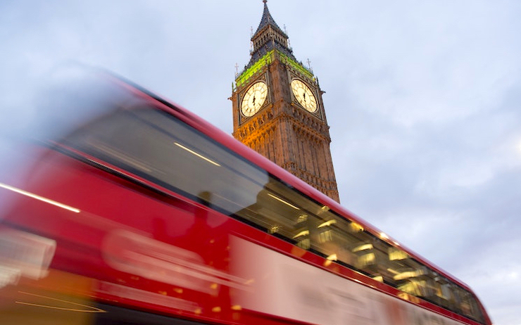 Bus rouge devant Big Ben à Londres