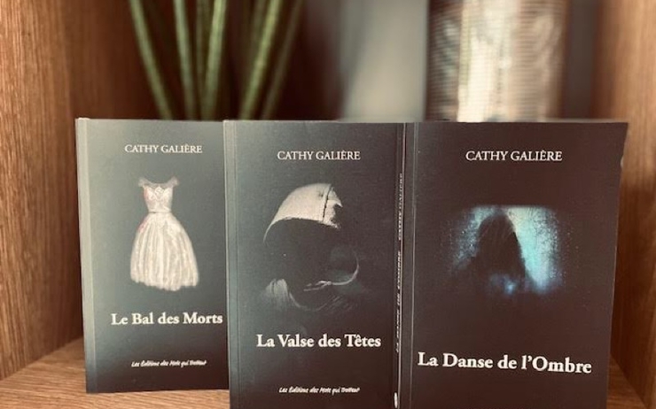 3 romans de Cathy Galière sur une table