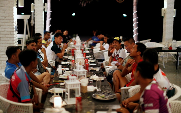 Un grand nombre de personnes en train de dîner dans un restaurant