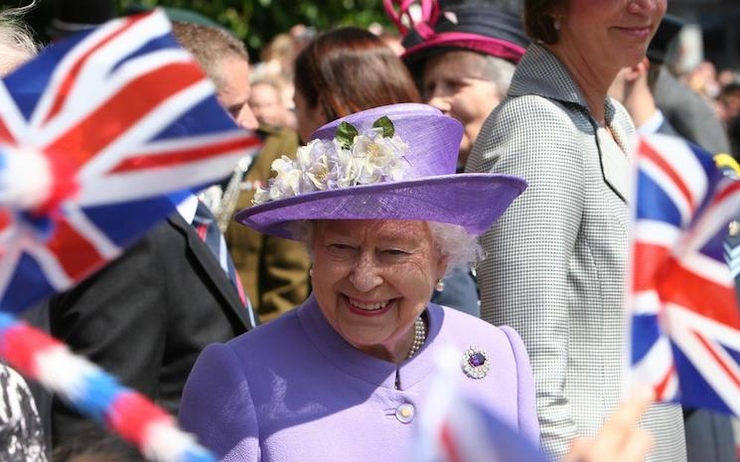 Reine Elizabeth II positive covid-19 Angleterre prince charles camilla