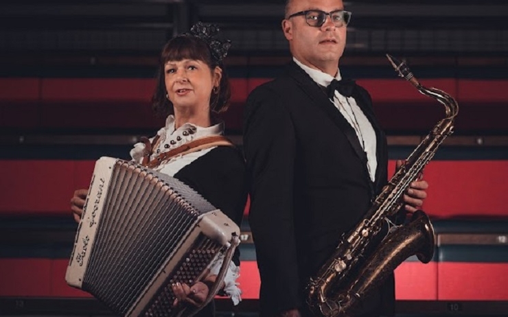 Photographie de Fifi la Mer à l'accordéon et Oliver Wilby au saxophone pour leur nouveau spectacle à Londres