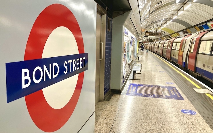 Station de métro de Bond Street à Londres quasi déserte