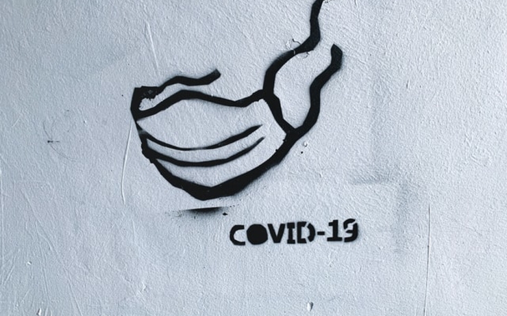Graffiti d'un masque sur un mur