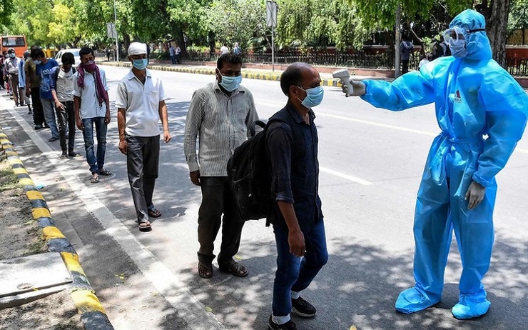 Tests covid 19 dans la rue en Inde