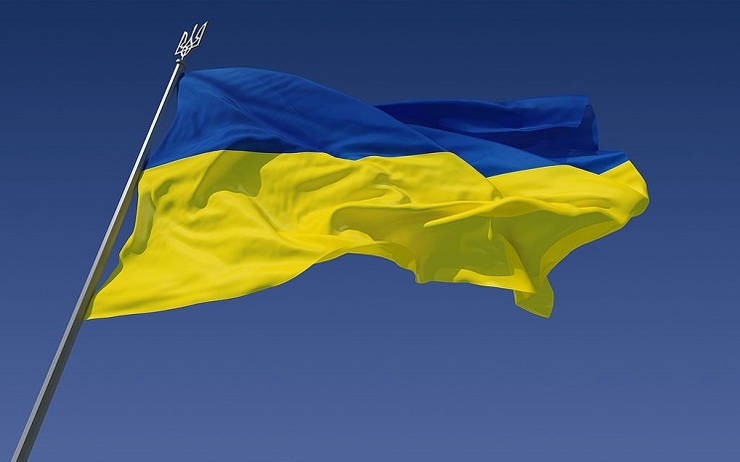 drapeau bleu et jaune de l'Ukraine sur un ciel bleu