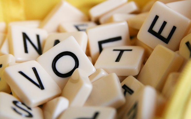 des lettres de scrabble forment le mot "vote"
