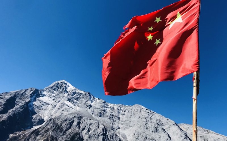Un drapeau chinois face à une montagne 