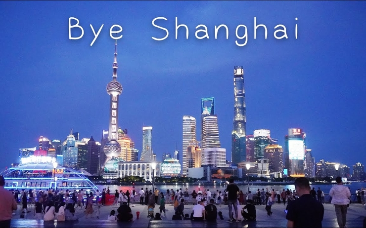 Une photo de Shanghai avec l'inscription "Bye Shanghai" écrite dessus