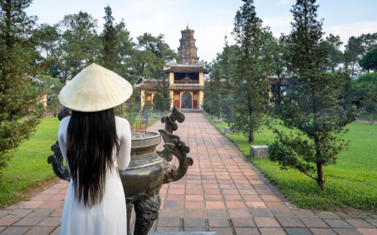 Visite d'une pagode pour réaliser des prières pour le nouvel an Têt au Vietnam