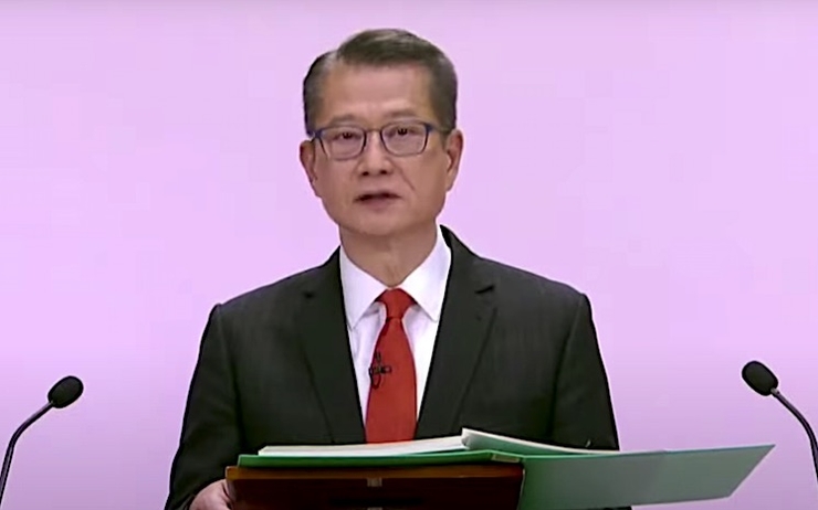 Portrait de Paul Chan présentant le budget 2022-2023 pour la ville de Hong Kong