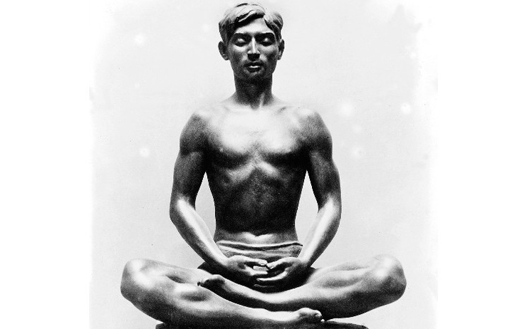 un yogi méditant, sculpture en bronze