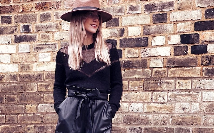Un mannequin avec un chapeau devant un mur de briques à Londres annonce une vente PreLoved