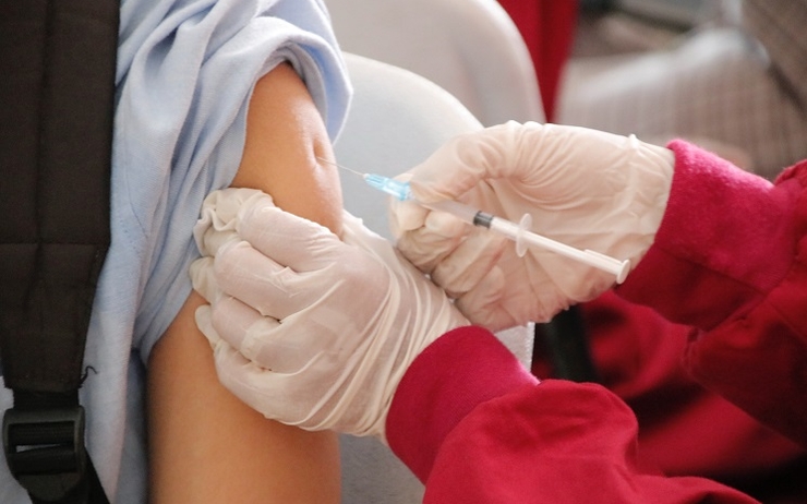 une personne reçoit le vaccin covid à Madrid