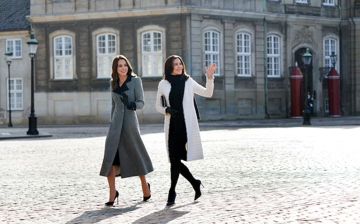 Kate Middleton et Princess Mary de Danemark marchant vers le palais d'Amalienborg à Copenhague