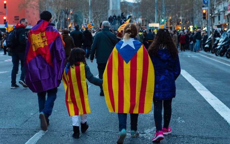 des catalans indépendantistes pendant une manifestation