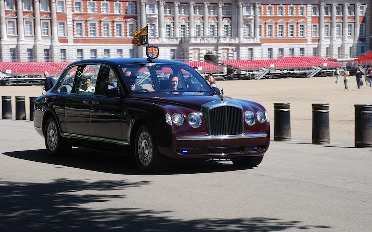 Une voiture transportant la reine Elizabeth II