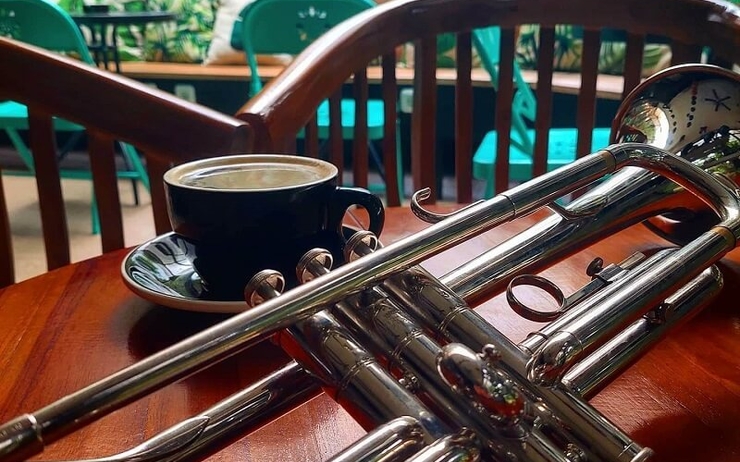 Trompette et tasse de café au FabsterBrew de Kemang