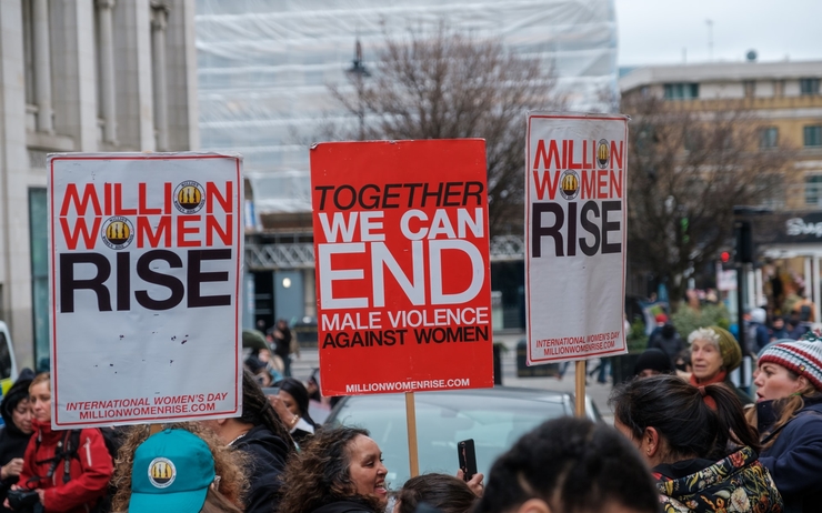 Femme à la marche Million Women Rise samedi 5 mars