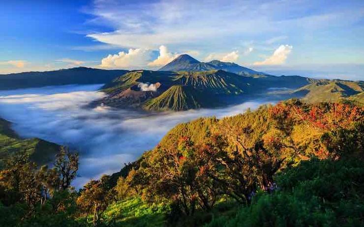 paysage Indonésie montagne ciel bleu