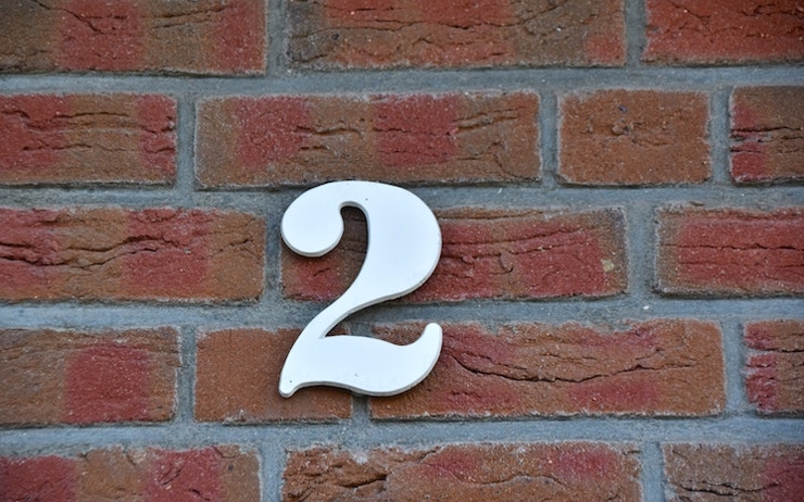 Le chiffre deux sur un mur en briques rouges à Londres
