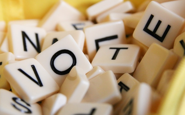 Lettres de scrabble formant le mot vote
