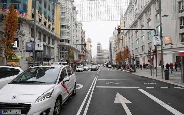 un taxi sur la gran via, à Madrid