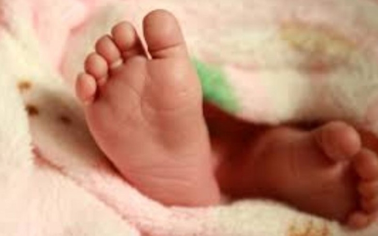 pieds d'un bébé nouveau-né