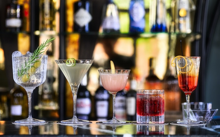 Série de magnifiques cocktails dans un bar de Londres